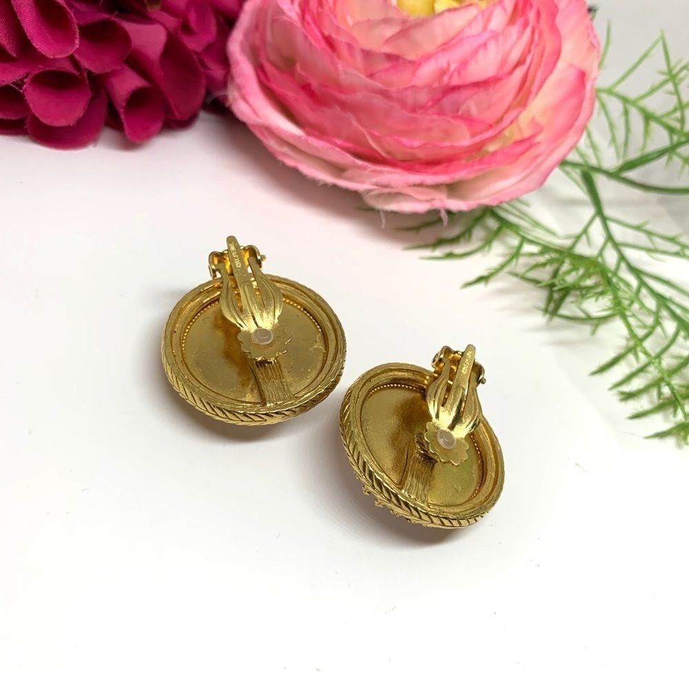 VINTAGE⚜️ESTATE Milk Glass Faceted Crystal & Gold Filigree Clip Earrings - Picture 6 of 11
